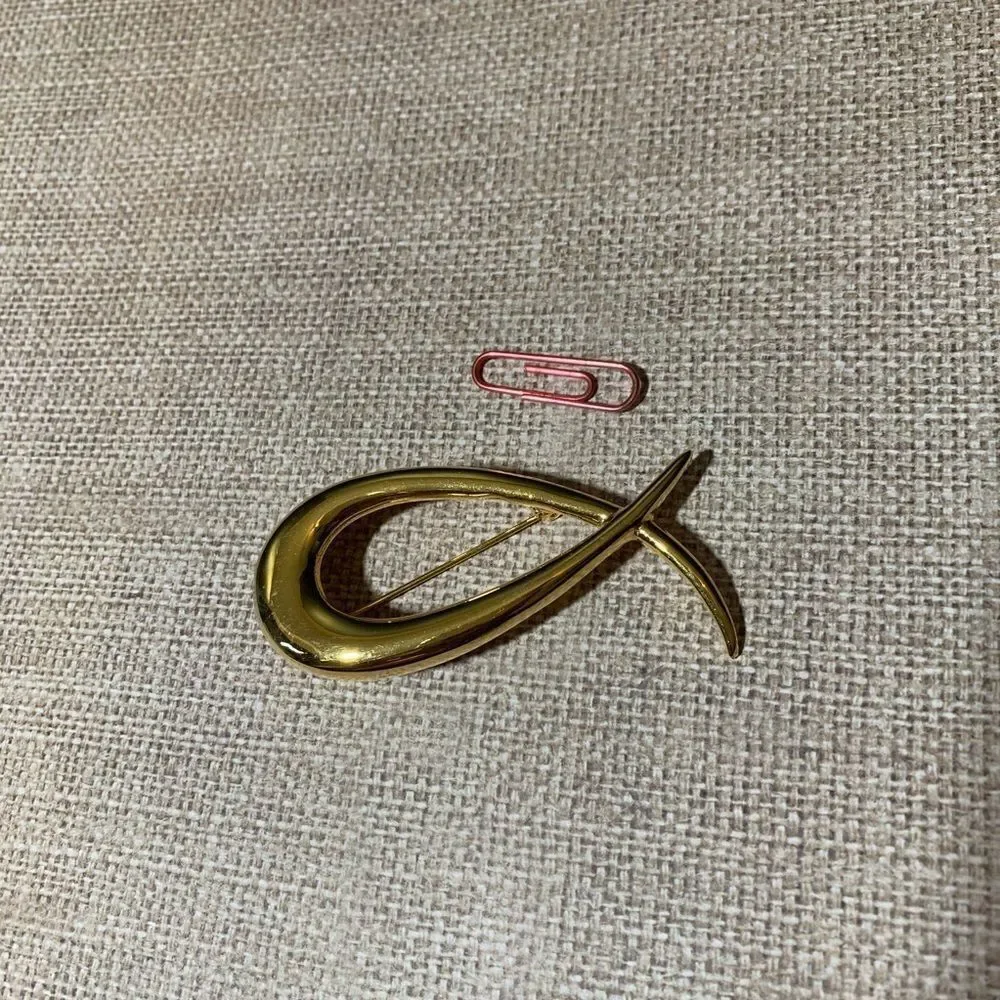 ‎Gold Modernist Brooch